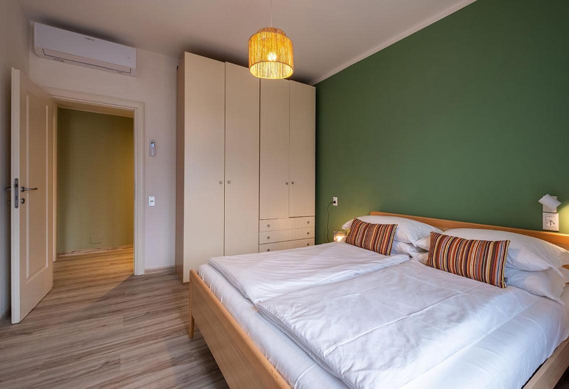 Lake View With Aircon - 5 Minutes From The Beach! Brenzone sul Garda Ngoại thất bức ảnh