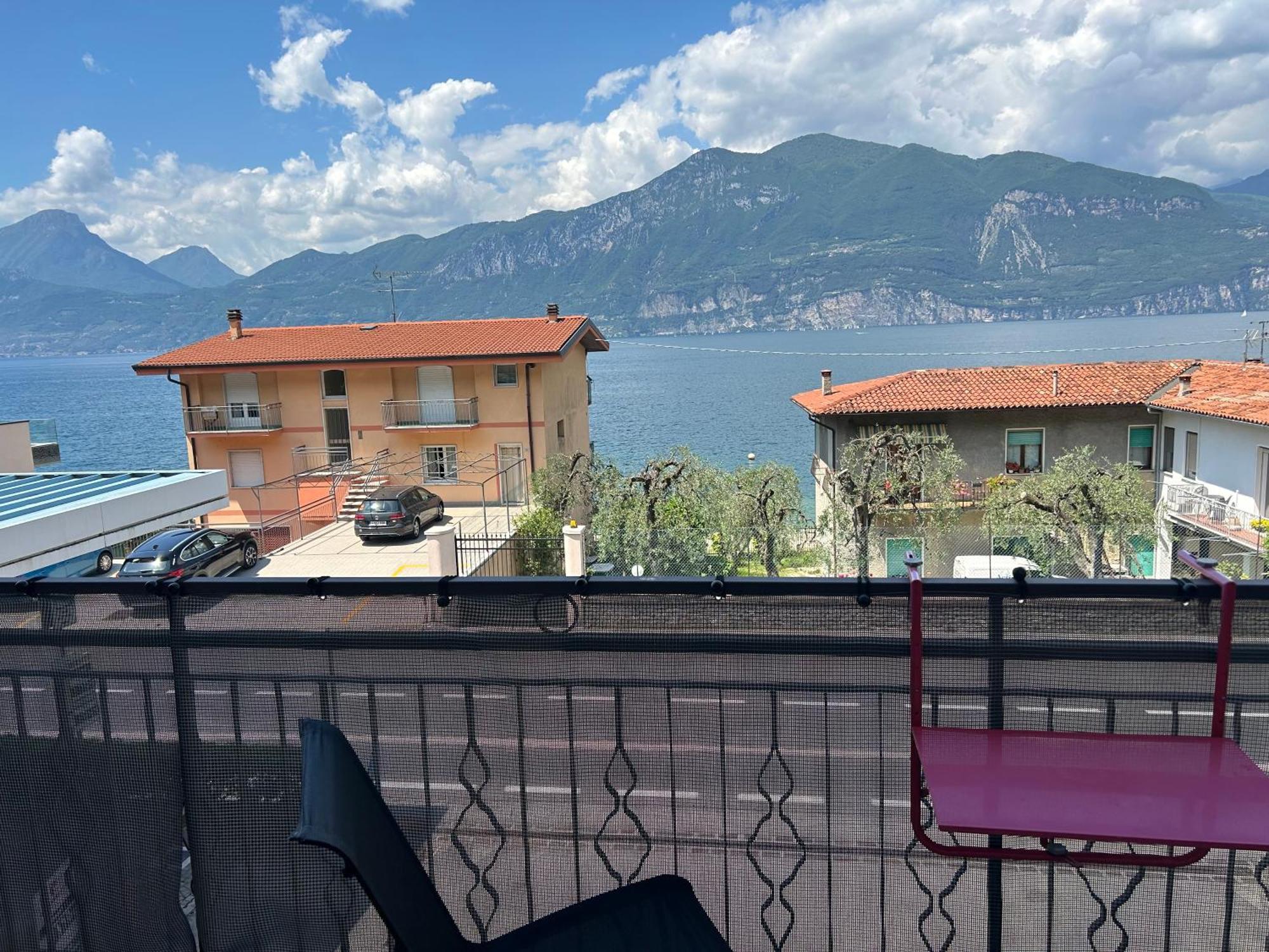 Lake View With Aircon - 5 Minutes From The Beach! Brenzone sul Garda Ngoại thất bức ảnh